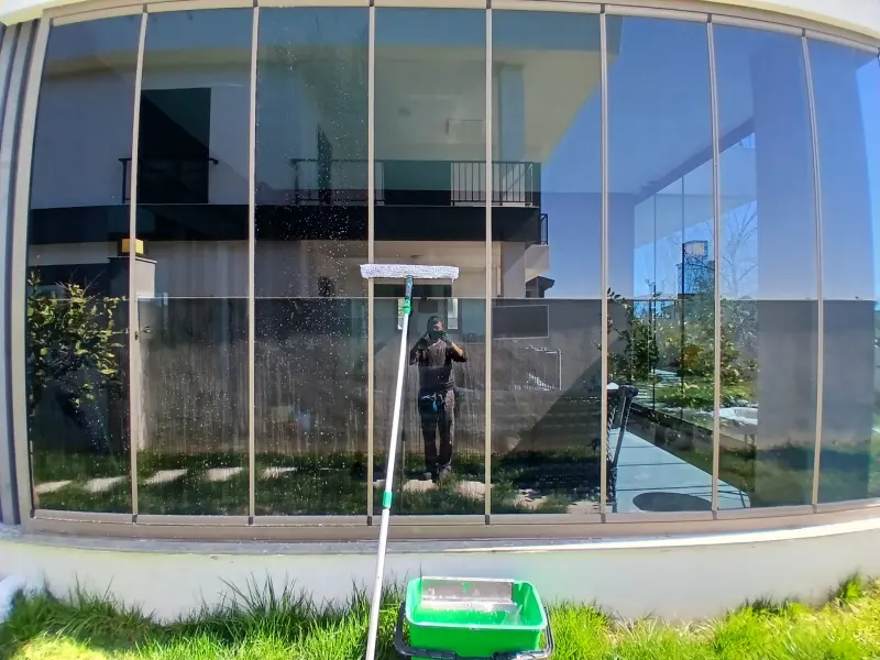 Bahçe katı geniş cam cephenin tam boy silecekle temizliği, Antalya