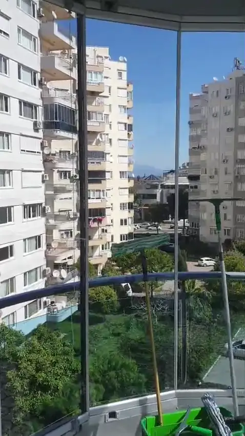 Cam balkon temizliği ve şehir manzarası