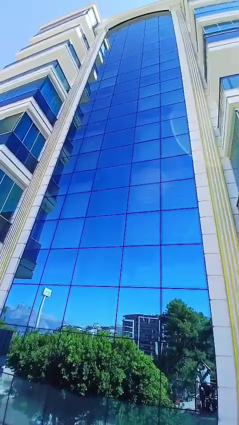 Çok katlı binada mavi cam cephe