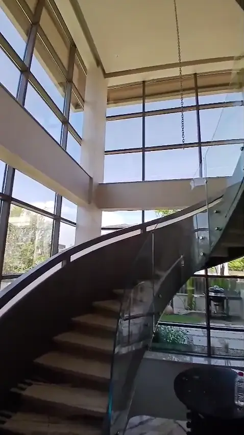 Merdiven boşluğu camı